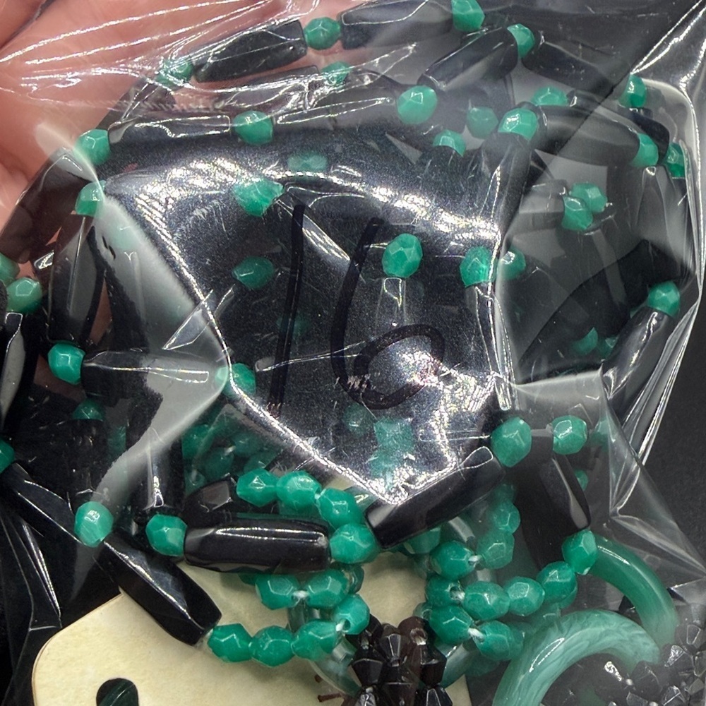 EUC Vintage Erica Lyons Elegant Black and Green Beaded Necklace - Picture 4 of 4